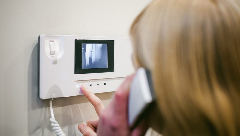 home-security-solutions-_-Body-6-4-8-22-1-1024x640 home-security-solutions-_-Body-6-4-8-22-1-1024x640